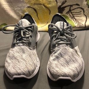 Men’s 10.5 Under Armour shoes